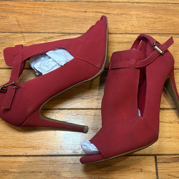 Red Heels - Picture 4 of 5